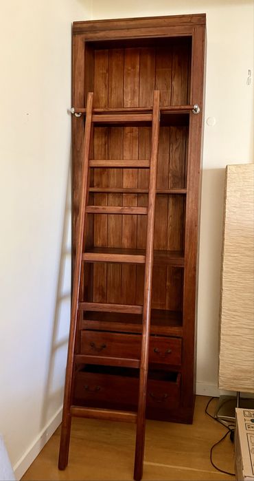 Estante original em madeira com gavetas e escada