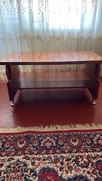 Меблі для вітальні і журнальний столик