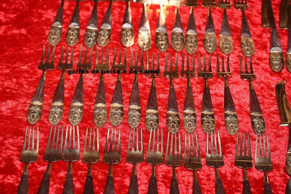 Faqueiro em alpaca com o cabo em Pau-Santo e com a figura do Deus do S