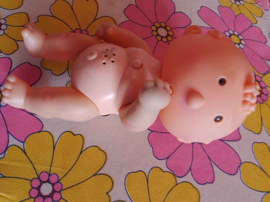 Пупс який говорить та бере пальчика до ротика