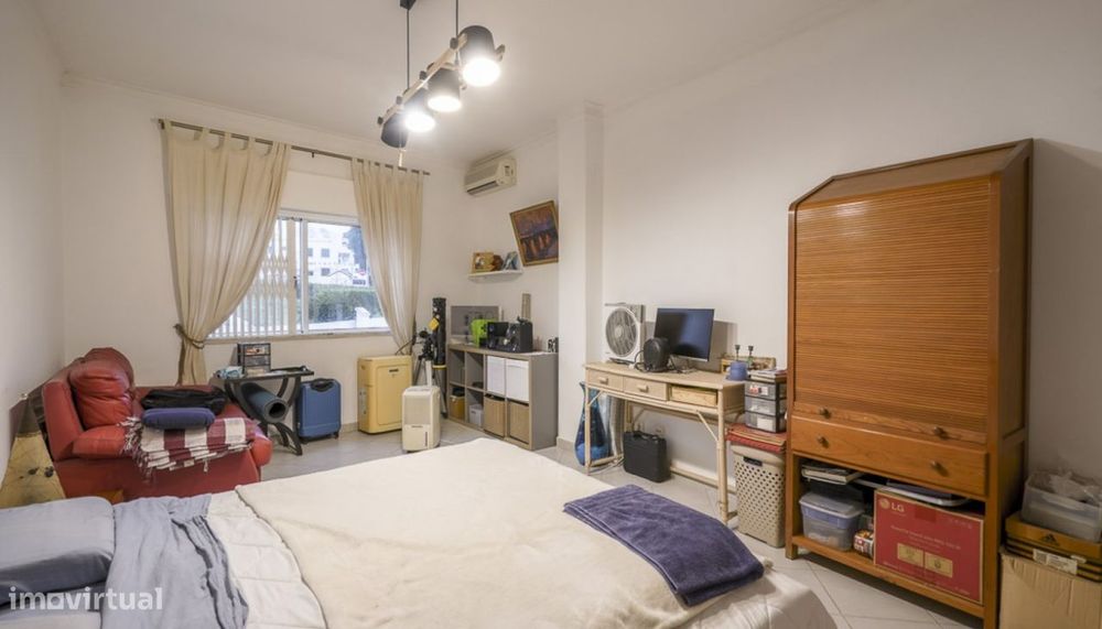 Amplo apartamento T3, com terraço, à venda em Quarteira, Algarve