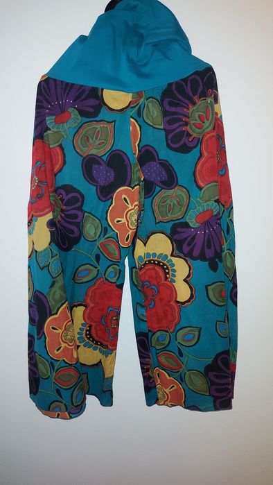 2 Calças largas - uma com flores, tons de azul e outra em roxo L/XL