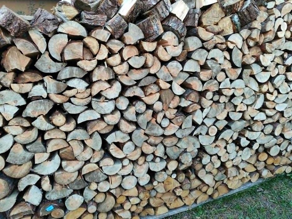 Drewno opałowe sosnowe suche, gotowe do palenia