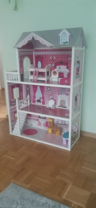 Domek dla lalek wielki.