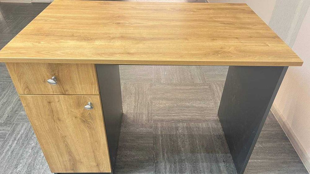 Офісні меблі в ідельному стані