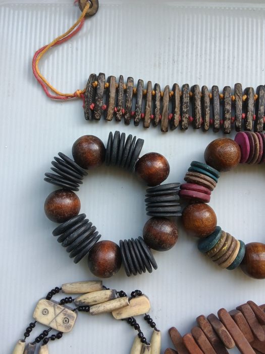 Pulseiras em madeira artesanais