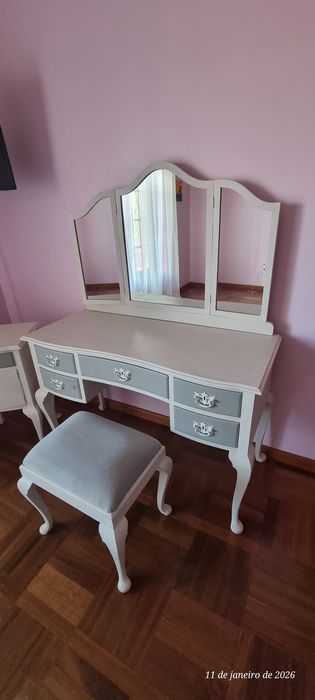 Tocador com banco e mesas cabeceira