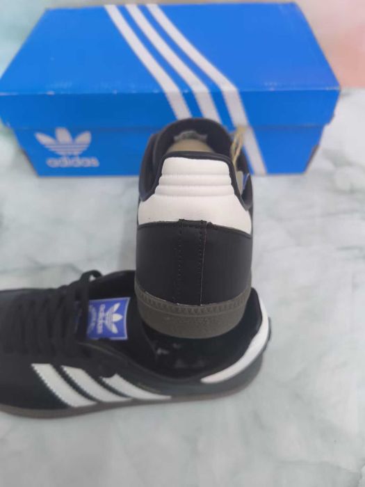 Czarne adidasy w rozmiarze 38