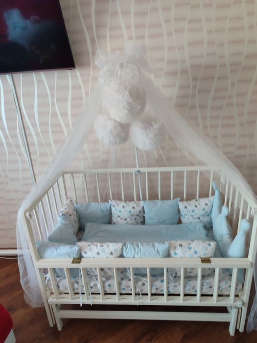 Дитяча кроватка в комплекті