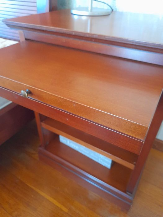 Mesas de cabeceira em cerejeira