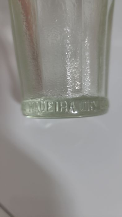Antiga garrafa gravada em alto relevo (Madeira Dry)