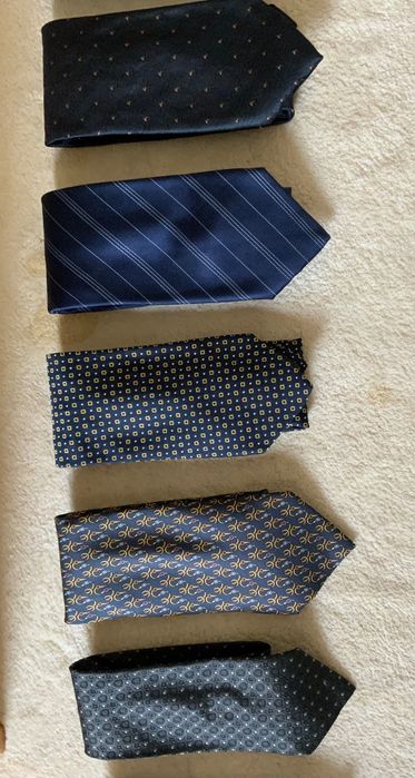Gravatas diversas em seda e lenços de pescoço
