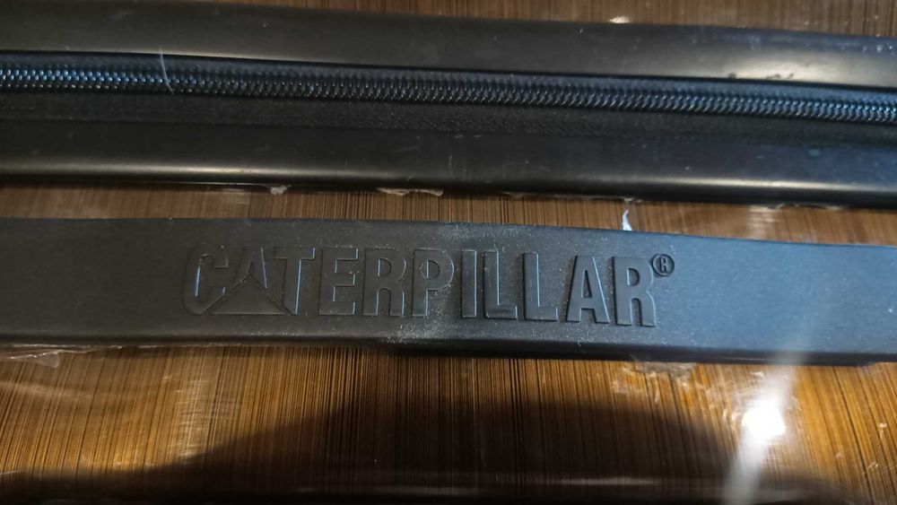 Коричневый чемодан Caterpillar