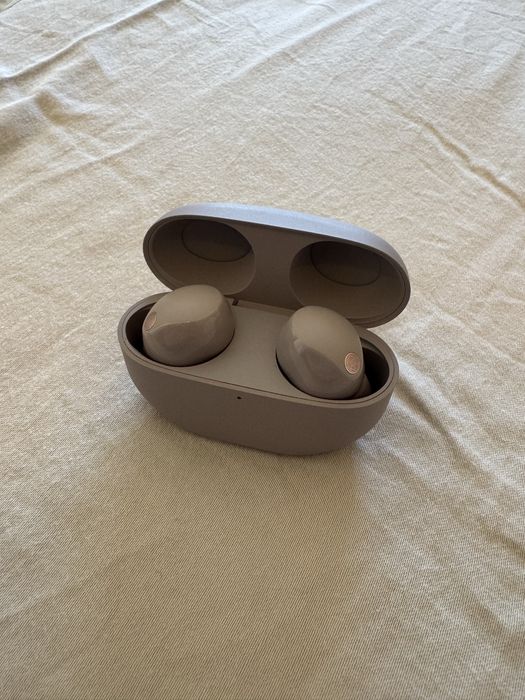 Sony WF-1000XM5 earphones