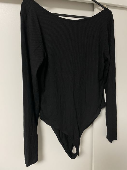 H&m czarne body z łańcuchem M