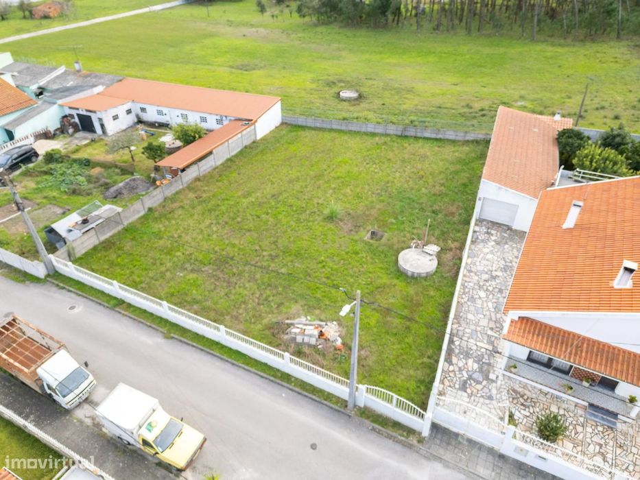 Terreno de 786 m2 para construção todo murado — Marinha Grande, Leiria