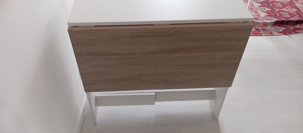 Mesa rebatível branca e castanha com bancos