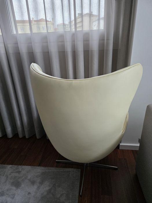 Poltrona Egg de couro bege.