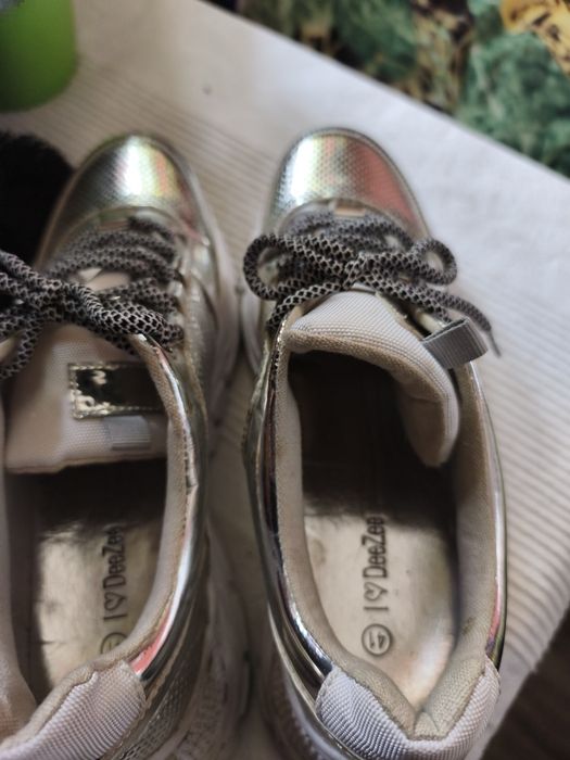 Buty sportowe damskie.