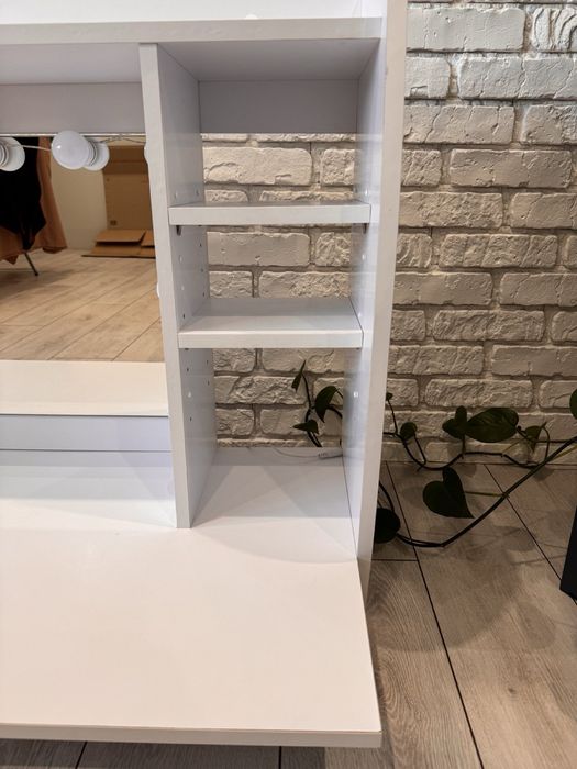 Туалетний столик