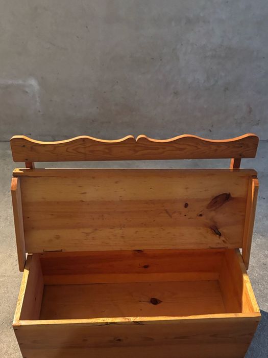 Banco de madeira com baú