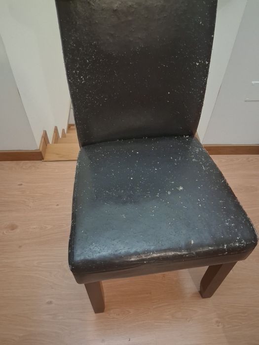 Cadeiras em pele sintética,  com capas