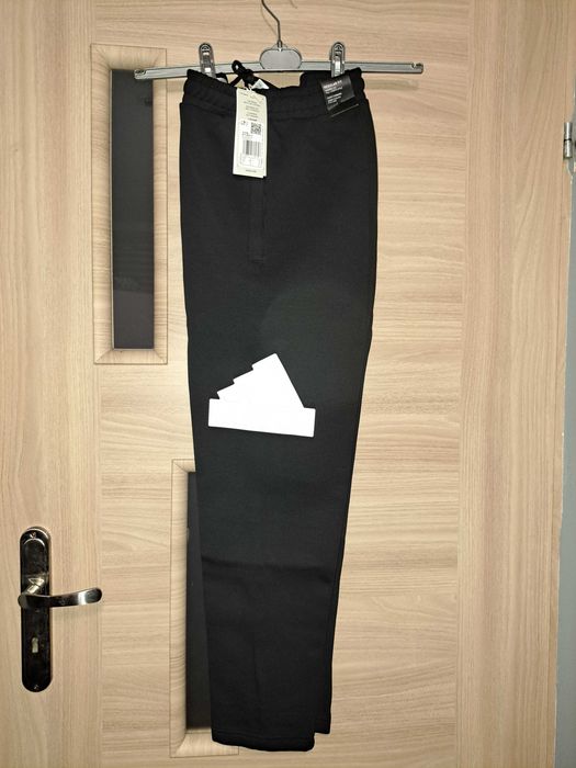 Dres męski Adidas.