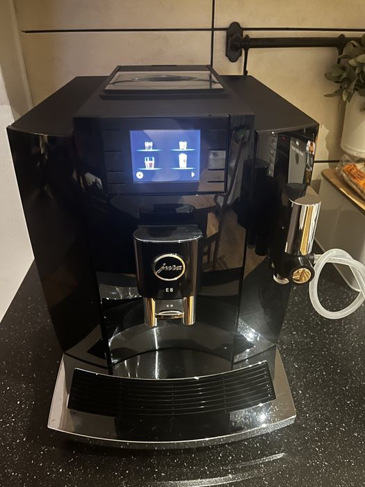 Ekspres Jura E8 EB 15355  Piano Black mały stan licznika 313 kaw !