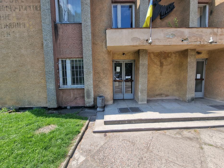 Комерційне  приміщення під офісний центр  2 кабінети,  вхід  з вулиці.