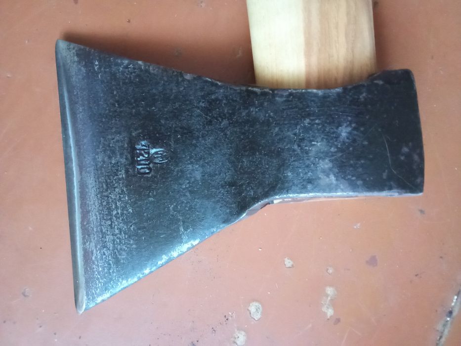 Топор новый  с новым топорищем тех времён