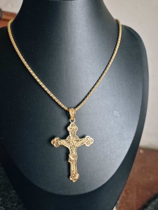 Fio e  cruz em prata Dourada