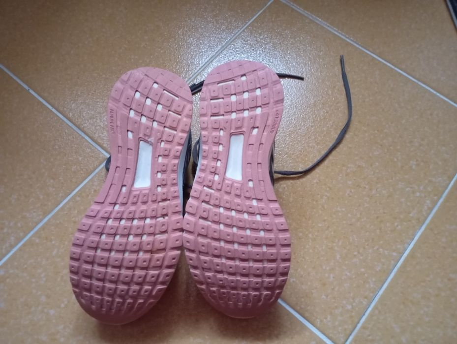 Sapatilhas Adidas, em excelente estado.