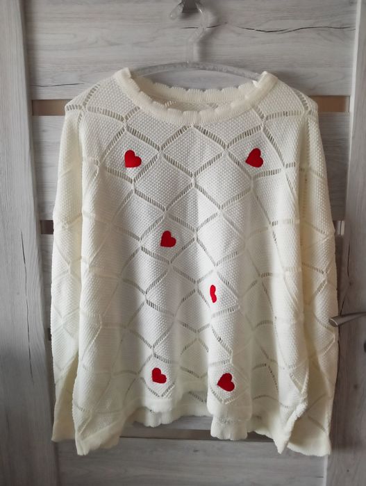 Kremowy sweterek serduszka Fame Fashion