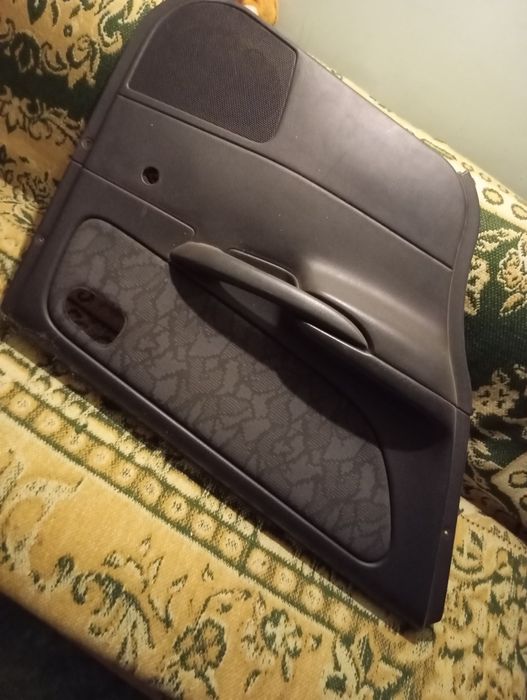 Продам дверние карти на мазду