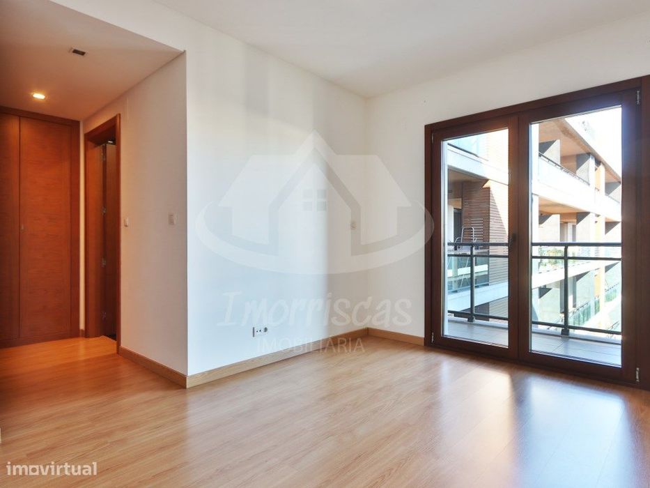 Apartamento T3 com box no Condomínio Blue Garden, em Sacavém