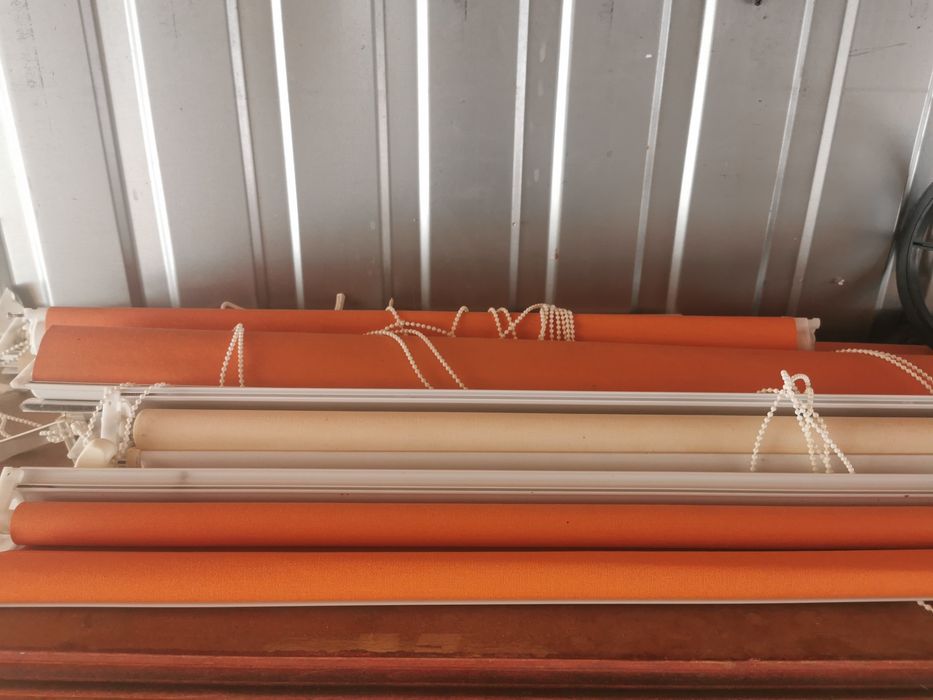 Rolety na okna  pomarańcowe