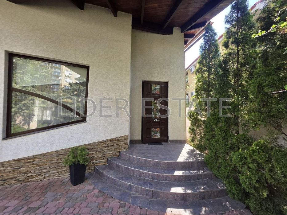 Продаж будинку 5 кімн в Ужгороді, 390 м², 8.5 сот.