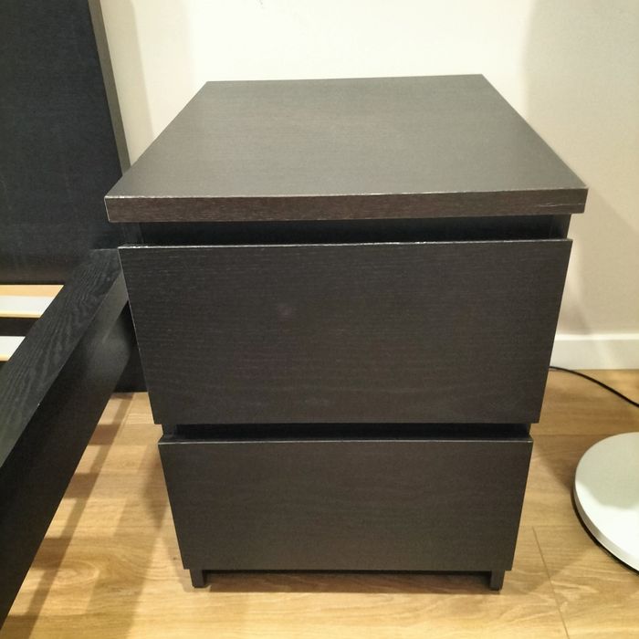 Cama de casal com estrado e mesa de cabeceira