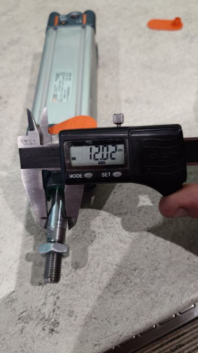 Siłownik  pneumatyczny Metal Work z TŁOCZYSKIEM D32x70