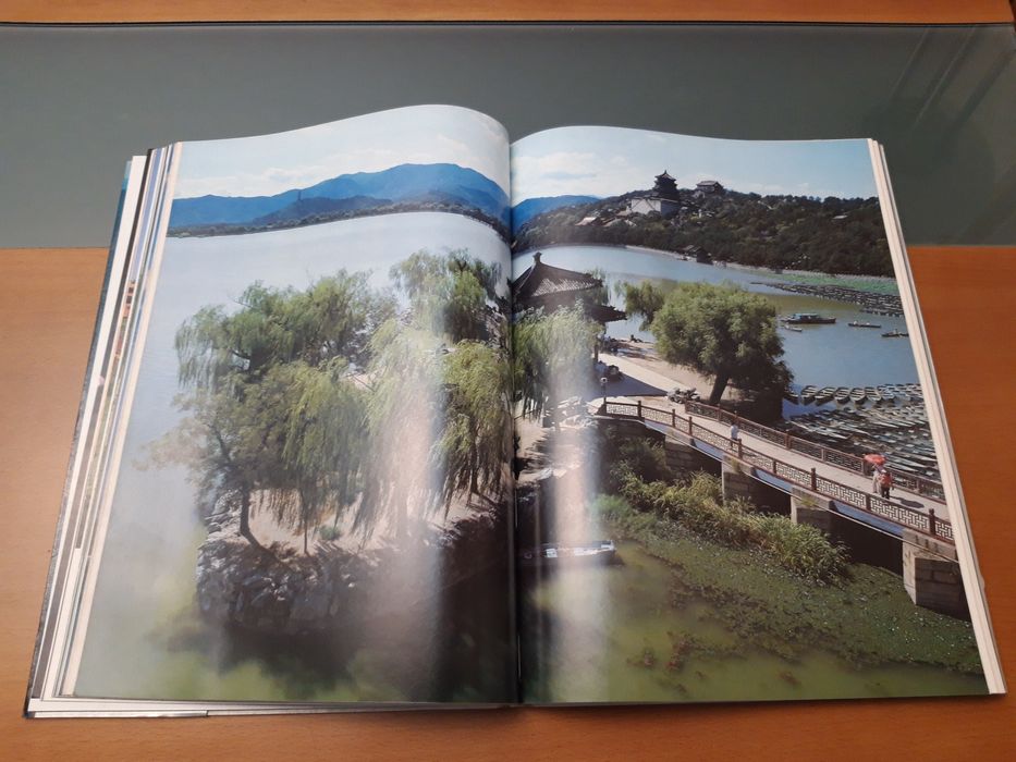 Livro "Beautiful Beijing" 美哉京华, com fotografias de Pequim dos anos 80