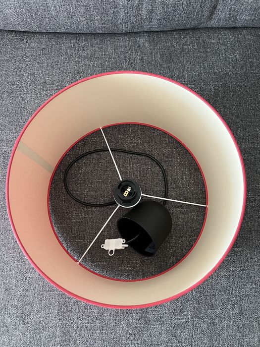 Candeeiro de teto com abajour vermelho