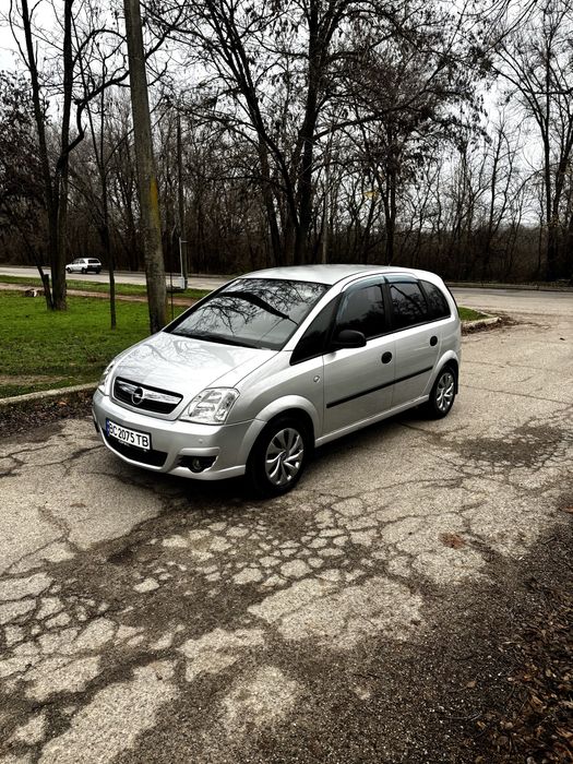 Продам Opel Meriva 2006 р.в. З мотором 1.6. По двигуну зауважень немає, працює рівно, не димить, масло не їсть. Встановлено і вписано газ 4-го покоління. Кузов без ДТП. Без єдиного підфарбування, все в заводській фарбі. Ходова частина перебрана. Коробка робот, без зауважень. Клімат контроль, пічка гріє, кондиціонер холодить. Передній і задній парктронік. Новий АКБ. З документами порядок, переоформлення.