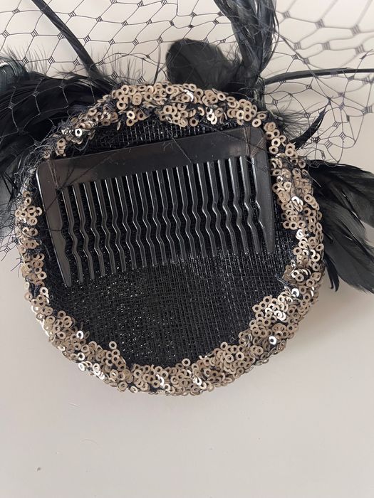 Conjunto de casaco, vestido e fascinator