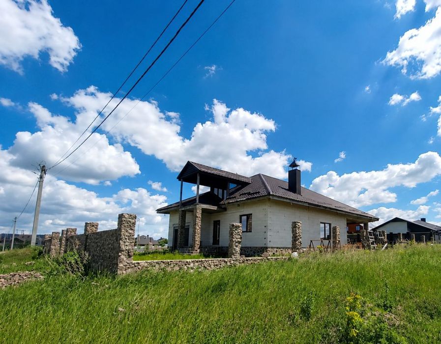 • Продаж затишного будинку