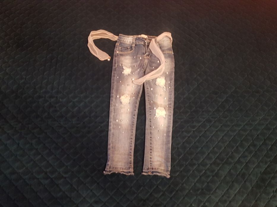 jeansowe spodnie z perełkami i wstążką