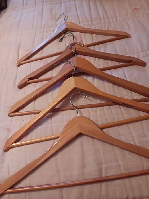 Vários cabides em madeira.