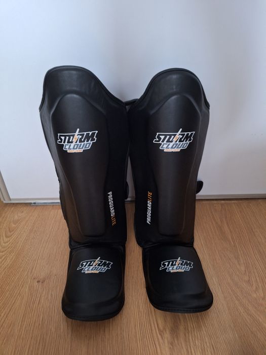 STORMCLOUD ochraniacze piszczeli i stopy.
