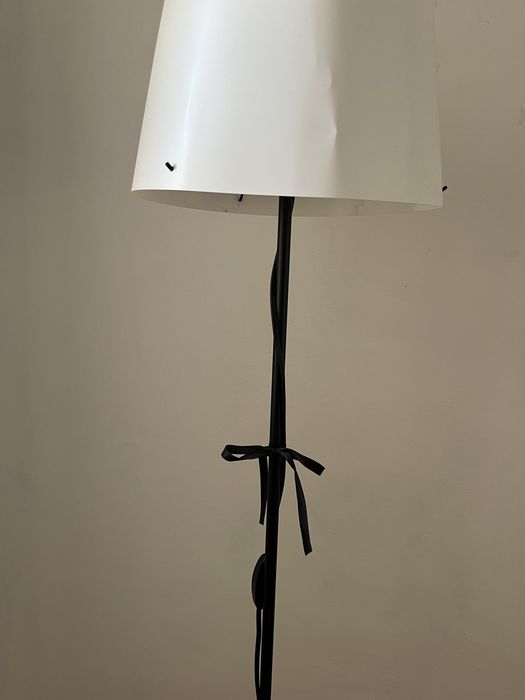 Candeeiro de pé alto preto em ferro - abajur substituível