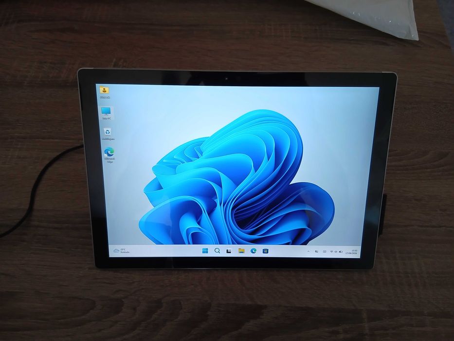Microsoft Surface Pro 4 i5  8GB RAM  256GB SSD  12.3”  250€