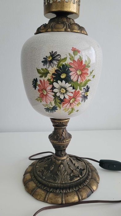 Efektowna lampa stołowa